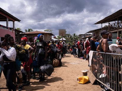 Migrants of different nationalities line up to be registered by Panamanian immigration authorities, May 24, 2023.