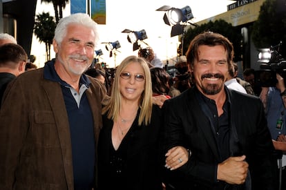 El actor James Brolin con su esposa, la cantante Barbra Streisand, y su hijo, el actor Josh Brolin, el 17 de junio de 2010 en Hollywood, California.