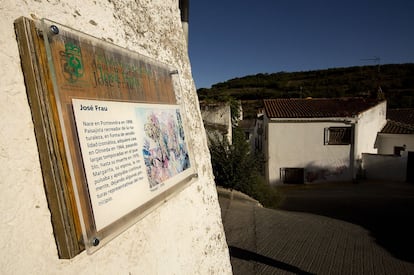 Una placa indica donde vivió José Frau, en Olmeda de las Fuentes.