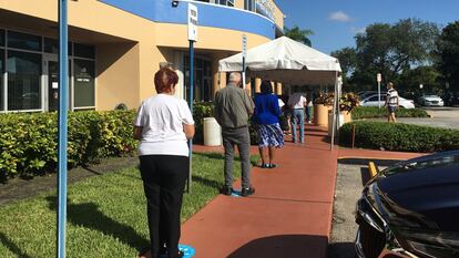Adultos mayores esperan en fila para depositar su voto este viernes, en la sede del Departamento de Elecciones del condado de Miami-Dade.