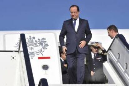 Fotografía facilitada por el gobierno sudafricano que muestra al presidente galo François Hollande a su llegada hoy a la base aérea de Waterkloof en Pretoria (Sudáfrica).