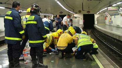 Médicos del Samur atienden en octubre de 2005 a Miriam Alonso tras ser arrollada por el metro.