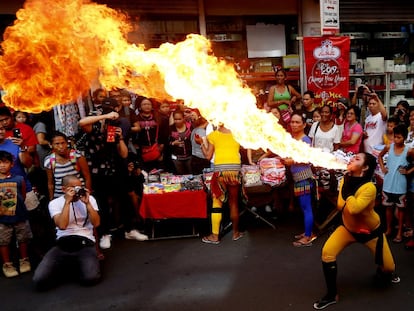 Uma mulher lança fogo durante a celebração do Ano Novo chinês, no bairro chinês de Manila (Filipinas), nesta terça-feira, 5 de fevereiro.