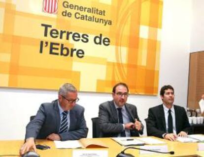 El conseller de Interior, Ramon Espadaler (c), el delegado de la Generalitat en Tierras del Ebro, Xavier Pallarès (i) y el director general de Protección Civil, Jordi Aurich (d), ayer durante una reunión celebrada en Tortosa con varios alcaldes y representantes de municipios catalanes afectados por los terremotos relacionados con las inyecciones de gas en el almacén submarino del Proyecto Castor.