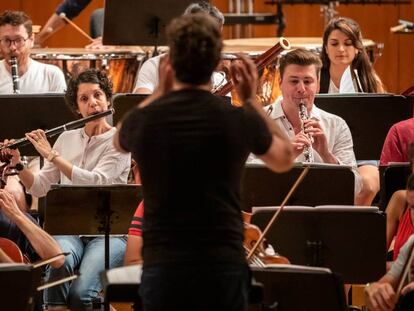 Pablo Heras-Casado dirige a la Mahler Chamber Orchestra en un ensayo.