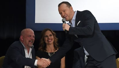 Donnie Wahlberg, de New Kind On The Block (de pie), y Rick Harrison, del 'reality show' sobre una casa de empeños de Las Vegas, se saludan tras dar su apoyo público a Marco Rubio como candidato en un mitin en Las Vegas el domingo.