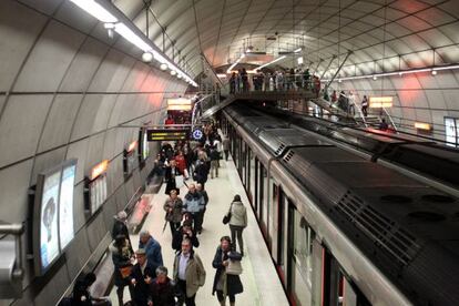 Viajeros se bajan de un convoy de Metro Bilbao, en una imagen de archivo.