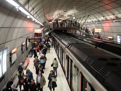 Viajeros se bajan de un convoy de Metro Bilbao, en una imagen de archivo.