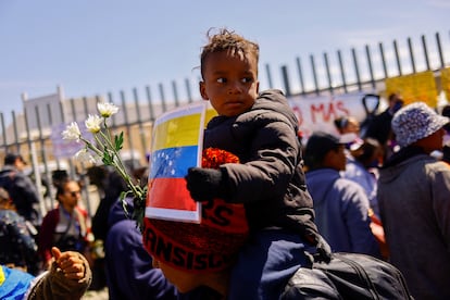Un menor con una imagen de la bandera venezolana en la protesta, este 28 de marzo en Ciudad Juárez.