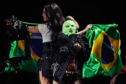 Madonna y Pablo Vittar agitan banderas de Brasil durante un ensayo, el viernes.

