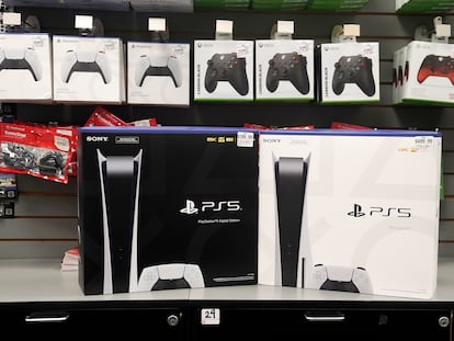 Consolas PS5 de Sony en una tienda en Nueva York.