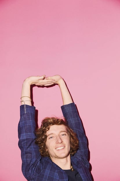 En la moda masculina, el concepto de extravagancia siempre es relativo, pero hay una sana dosis de riesgo asumible –y con muchas papeletas para salir victorioso– en esta chaqueta azul a cuadros CH Carolina Herrera.