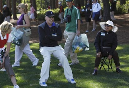 Kutilda, madre de Woods, a la derecha, junto al presidente de Nike, Phil Knight.