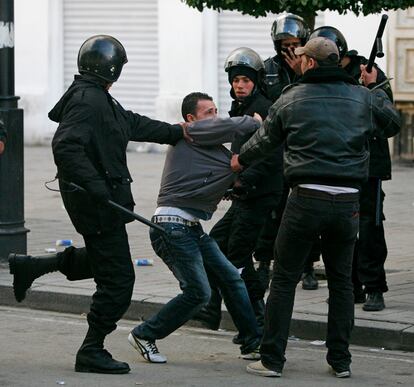 Varios policías tunecinos golpean a un manifestante durante una protesta convocada contra el presidente tunecino, Zine el Abidine Ben Alí, en Túnez.