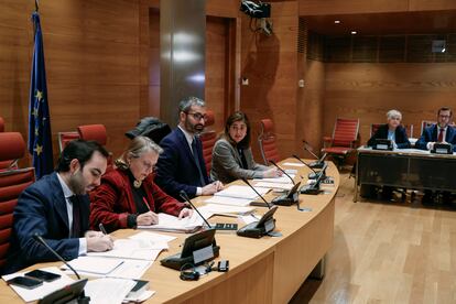 El presidente de la Comisión de Justicia del Congreso, Francisco Ayala, con la Mesa y la letrada de esa comisión, Piedad García Escudero.