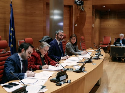 El presidente de la Comisión de Justicia del Congreso, Francisco Ayala, con la Mesa y la letrada de esa comisión, Piedad García Escudero.