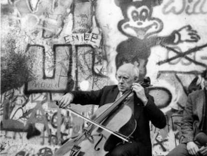 Rostrop&oacute;vich, en el muro de Berl&iacute;n en 1989.