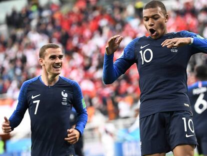 Mbappe celebra su gol a Peru que le dio el triunfo y la clasificación para octavos a Francia.