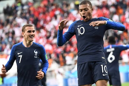 Mbappe celebra su gol a Peru que le dio el triunfo y la clasificación para octavos a Francia.