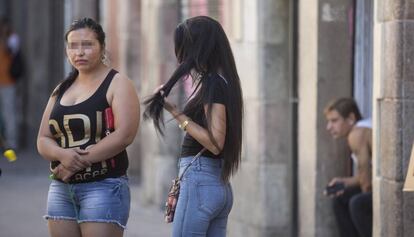 Dues prostitutes al carrer de Robador.