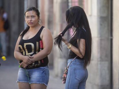 Dues prostitutes al carrer de Robador.