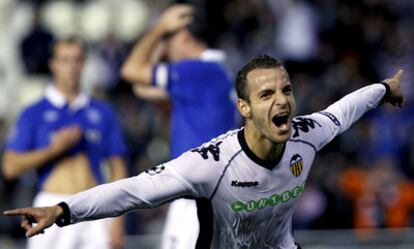 Soldado celebra el primer gol del Valencia.