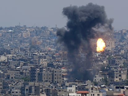 Una columna de humo se levanta de un edificio de Gaza tras un bombardeo, el miércoles.