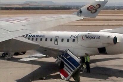 Los aviones de Air France y de Thai Airways, tras golpear el segundo al primero en el aeropuerto de Barajas.