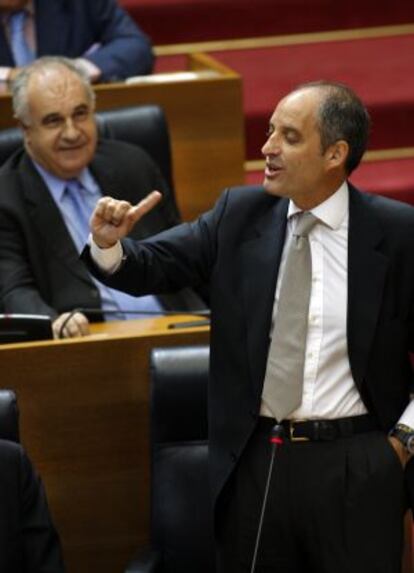 Camps en las Cortes cuando era presidente. Detrás, Blasco.