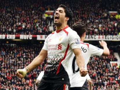 Luis Suárez celebra su gol al Manchester United
