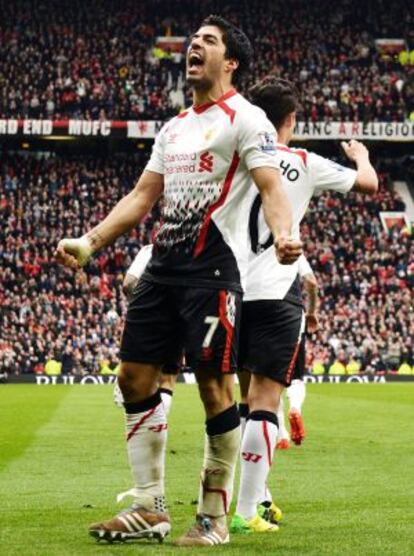 Luis Suárez celebra su gol al Manchester United