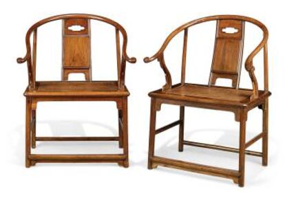 Una pareja de sillas chinas Huanghuali, de la dinastía Ming, del siglo XVII, con el respaldo de herradura, como las que inspiraron a Wegner para la creación de su serie de sillas chinas, dentro de la que se enmarca la Wishbone chair. Estas, por cierto, se vendieron en una subasta a finales de 2017 por casi un millón de libras (actualmente, poco más de un millón de euros). |