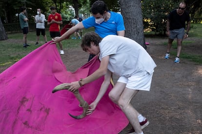 Los alumnos durante la clase taurina en el Parque del Retiro.