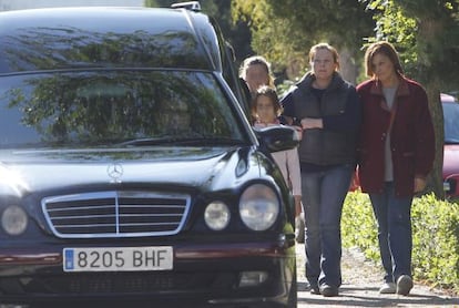 Adela, madre de Almudena, la niña asesinada, a su llegada al cementerio.