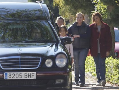 Adela, madre de Almudena, la ni&ntilde;a asesinada, a su llegada al cementerio.