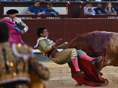 Un momento de la seria voltereta que sufrió Leo Valadez en el sexto toro de la tarde.