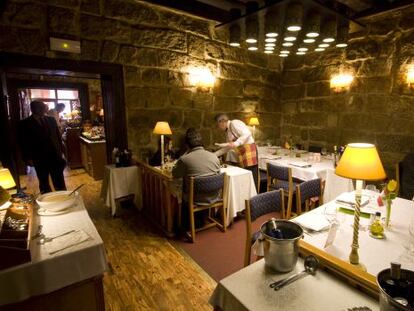 Comedor del restaurante El Charol&eacute;s, en San Lorenzo de El Escorial (Madrid).