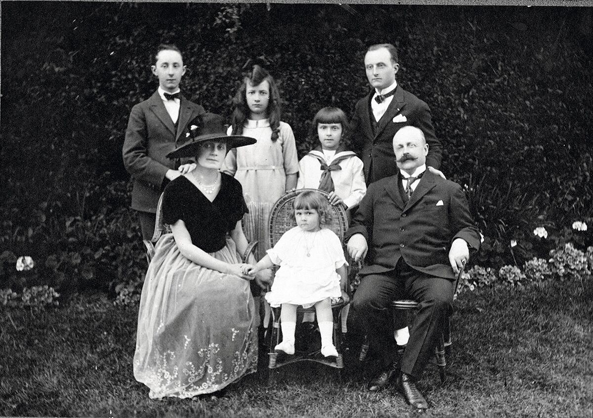 La familia Dior en el jardín de Granville en torno a 1920: Catherine Dior es la niña sentada en la silla y, detrás, Christian es el primero por la izda.