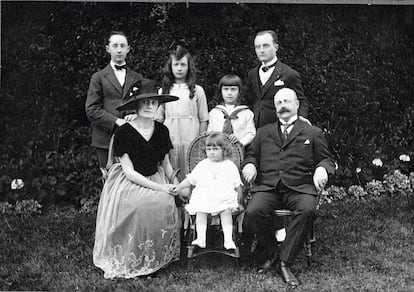 La familia Dior en el jardín de Granville en torno a 1920: Catherine Dior es la niña sentada en la silla y, detrás, Christian es el primero por la izda.