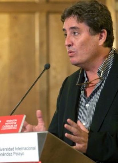 El poeta Luis Garc&iacute;a Montero durante la entrega del Premio la Trastienda, otorgado por la Fundaci&oacute;n Instituto Cultura del Sur, en Santander. 