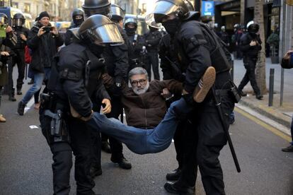 Los Mossos d'Esquadra han empezado a retirar a las 13.15 a las personas que se habían concentrado ante la puerta de la Fiscalía Superior de Cataluña, que no han opuesto resistencia. Los concentrados, entre los que estaba el diputado de la CUP en el Parlament, Carles Riera, han gritado consignas como 'La solidaridad nuestra mejor arma' y 'Ni un paso atrás' y han pedido la dimisión del 'conseller' de Interior, Miquel Buch.