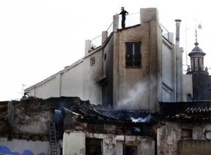 El edificio que ardió la madrugada del sábado en la calle Salinas, en el barrio de El Carmen de Valencia, visto desde la calle Baja.