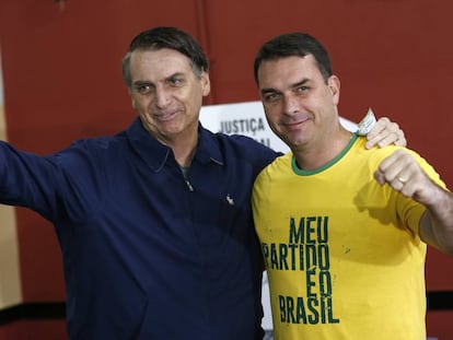 Bolsonaro e Flávio, no primeiro turno da eleição presidencial em 2018.
