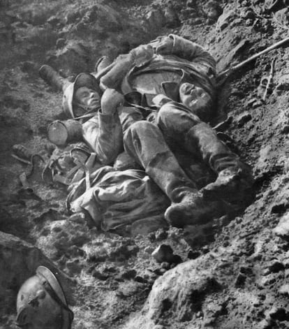 Um soldado francês e outro alemão jazem morridos em uma trinchera após um combate corpo a corpo. Fotografia tomada o 8 de outubro de 1916.