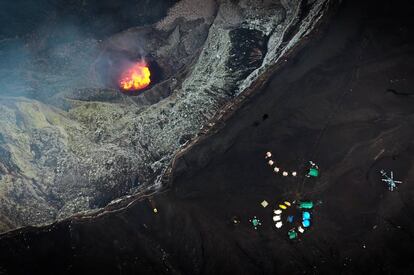 Dos exploradores y un científico intentan descender dentro de un volcán activo para llegar lo más cerca posible a su lago de lava burbujeante. El reto se cuenta íntegro en el documental 'Spitting Distance' pero hay, además, un <a href="https://www.youtube.com/watch?v=OBp2EWPjotk" rel="nofollow" target="">vídeo panorámico de casi cinco minutos</a> gracias al cual el espectador puede sentirse parte de la aventura. El viaje empieza cuando la exploradora Ulla Lohmann, el escalador Sebastian Hofmann y el vulcanólogo Thomas Boyer aterrizan en <a href="https://elviajero.elpais.com/elviajero/2019/09/11/actualidad/1568208509_363147.html" rel="nofollow" target="">Vanuatu, archipiélago del Pacífico Sur</a>, y sigue hasta que llegan a la isla Ambrym y finalmente se adentran en el cráter Benbow, con un lago de lava activo. En la imagen, el cráter del cercano volcán Marum, también activo.