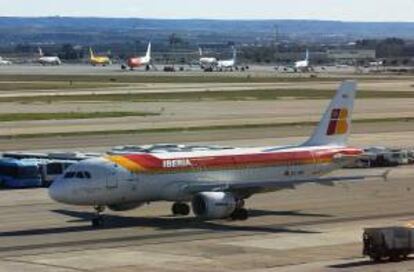 En la imagen, un avión de Iberia en Barajas. EFE/Archivo