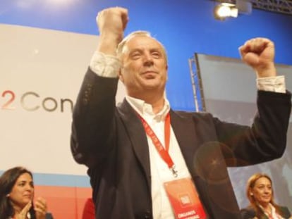 Pachi Vázquez saluda al público tras ganar el congreso por el liderato del socialismo gallego.