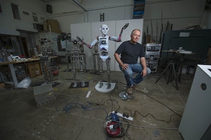 Will Jackson, CEO de Engineered Arts Limited, junto a un modelo RoboThespian.