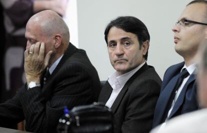 Uno de los condenados, el urólogo Lutfi Dervishi, ante el tribunal.