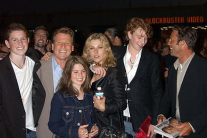 Tatum O'Neal, junto a su padre, Ryan -con chaqueta clara-; sus hijos Sean, Emily y Kevin McEnroe -de izquierda a derecha-, y su hermano Griffin.